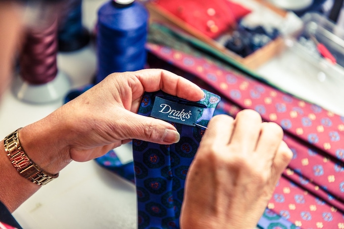 Процесс пришивания ярлыка (мануфактура Drake's)