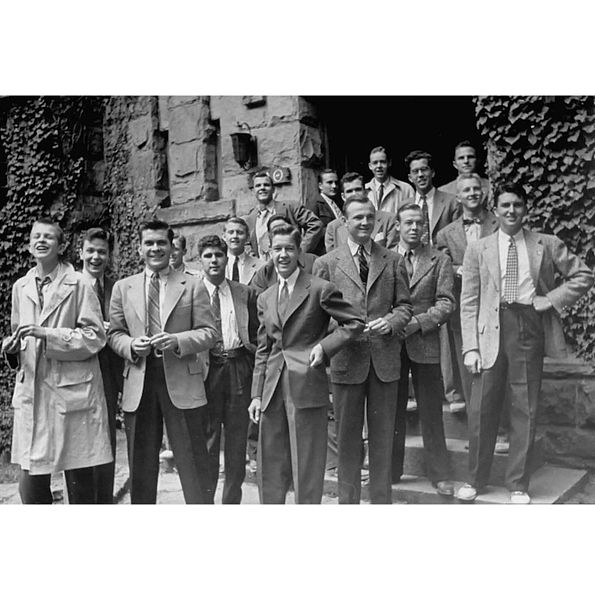 Американские студенты в классической одежде стиля преппи