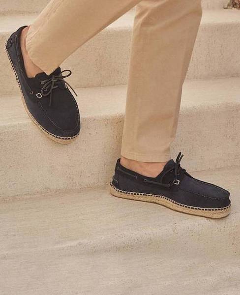 Топсайдеры-эспадрильи в сочетании с чиносами