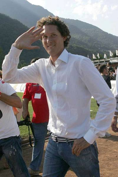 Джон Элканн в джинсах