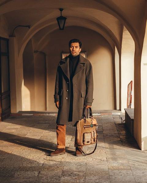 На Артёме ботинки Sanders Hi-Top и перчатки Hestra из Checkroom