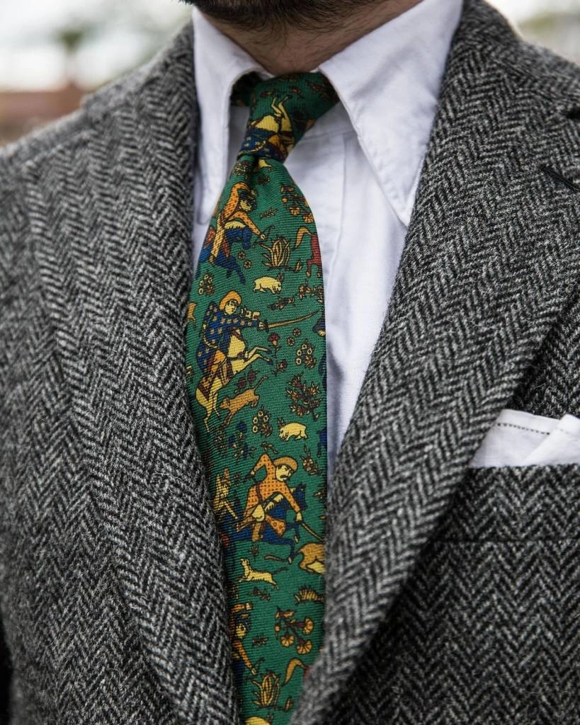 Зеленый галстук с могольскими мотивами и серый твидовый пиджак.jpg
