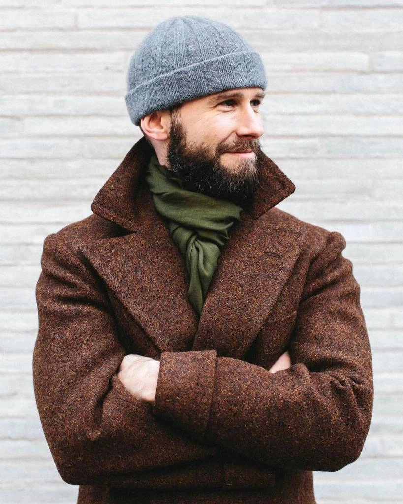 Саймон Кромптон в шерстяном пальто и вязаной шапке.jpg
